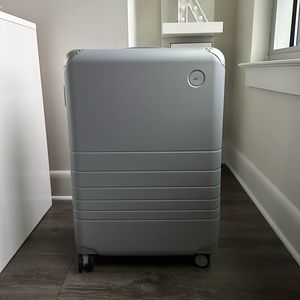 Monos Hybrid Check-In Medium